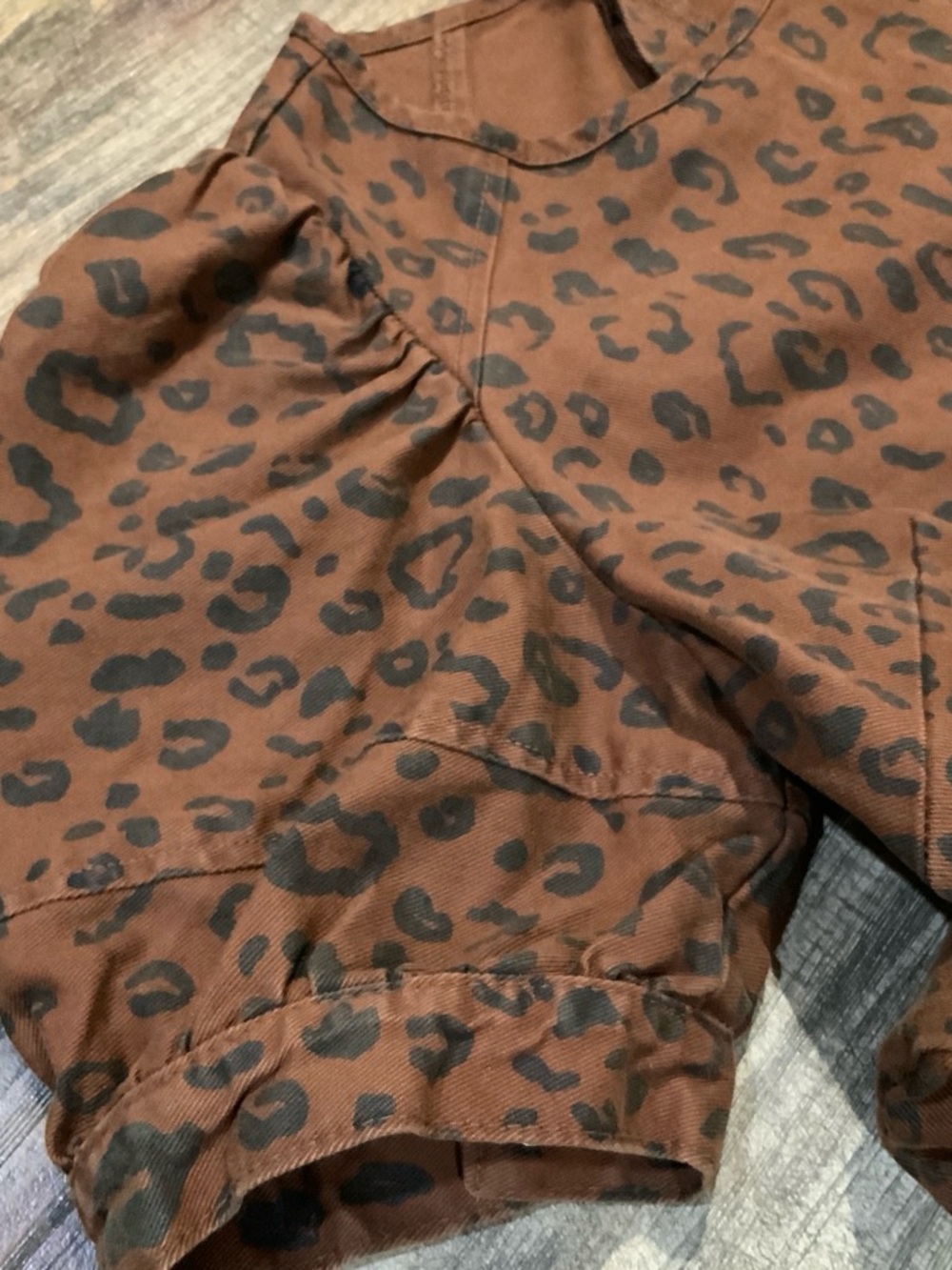 Universal Thread Rust-Brown Denim Leopard Print Top - Picture 3 of 5